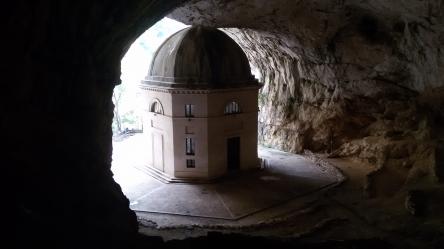 Le grotte e i misteri della Gola di Frasassi