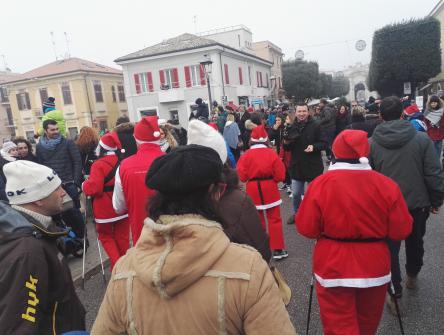 Camminata dei Babbi Natale a Senigallia