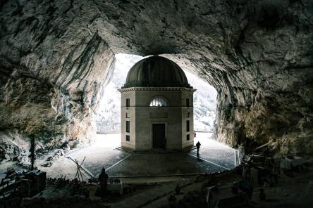 Pasquetta alla Gola di Frasassi: Abbazie, grotte, sorgenti e merenda contadina