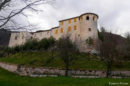 Il castello di Vestignano e le sperdute campagne maceratesi
