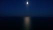 Dal giorno alla notte con alba della luna piena dal mare