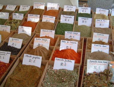 Baguette, croissant, formaggi e vini in Piazza del Popolo Baguette, croissant, formaggi e vini in Piazza del Popolo