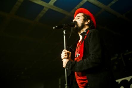 Capossela incanta Senigallia con il suo Rebetiko Gymnastas