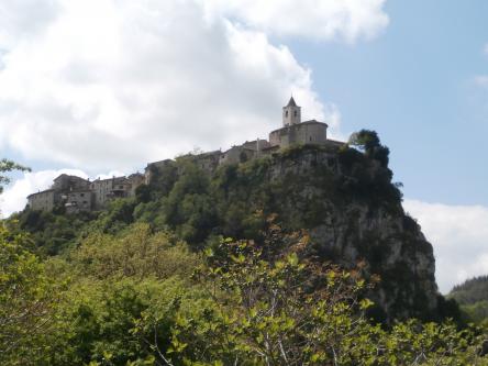 Castel Trosino: storia longobarda e romana con le sorgenti salmacine