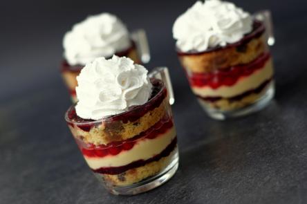 La dolcezza del Natale con il trifle di pandoro e panettone