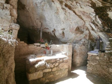 La messa nella Grotta dei Frati con discesa alle Gole del Fiastrone