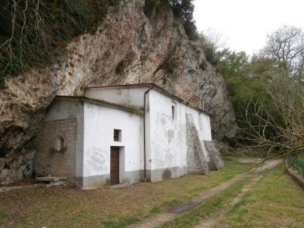 Eremi rupestri della montagna: la Madonna del Sasso e l'Abbazia di san Benedetto