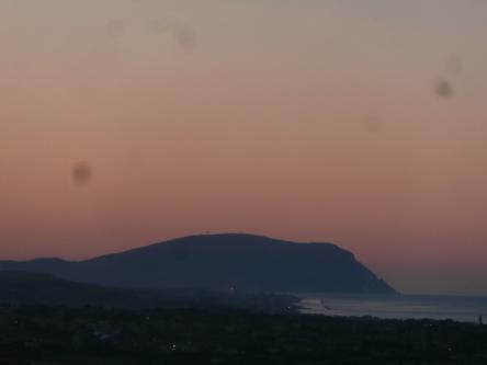 Monte Conero: il rosso dei corbezzoli, il verde della macchia e il blu del mare