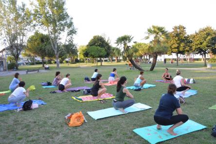 Yoga al parco fronte mare