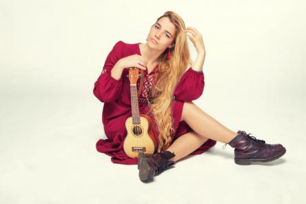 Costanza apre il concerto de Le Orme al Festival Cantautori & Affabulatori di Fano