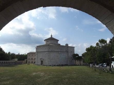 Immacolata tra Cupi e Macereto con M. Bove innevato e pecorini!