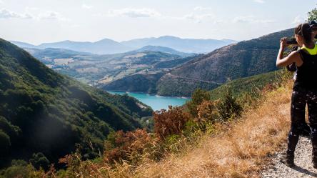 Tra fioriture, ruscelli e panorami sopra il lago