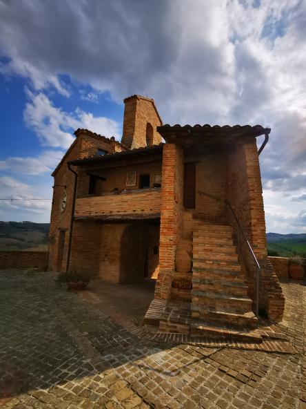 Loretello: vino, amore e meraviglia. Trekking dei castelli