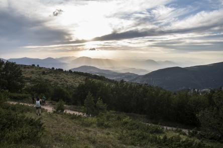 Tra boschi, ruscelli e praterie al tramonto