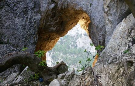 Foro degli Occhialoni e bagno nel Sentino