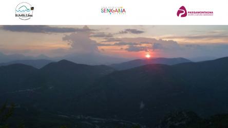 Trekking al tramonto a Frasassi