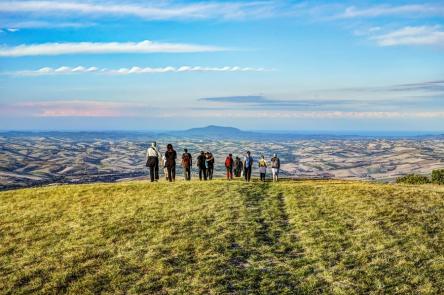 Gli impareggiabili panorami del Balcone delle Marche, visciola, dolci e idee regalo per Natale