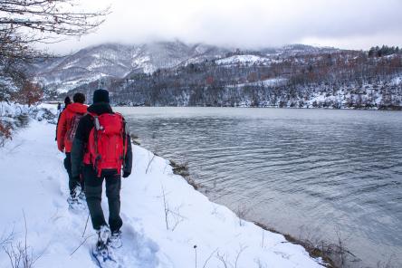 Ciaspolata sul Lago di Fiastra al tramonto