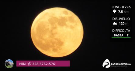 L'alba della luna piena dalle colline di Senigallia