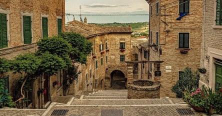 Escursione a Corinaldo: borgo, colli e anima bizzarra